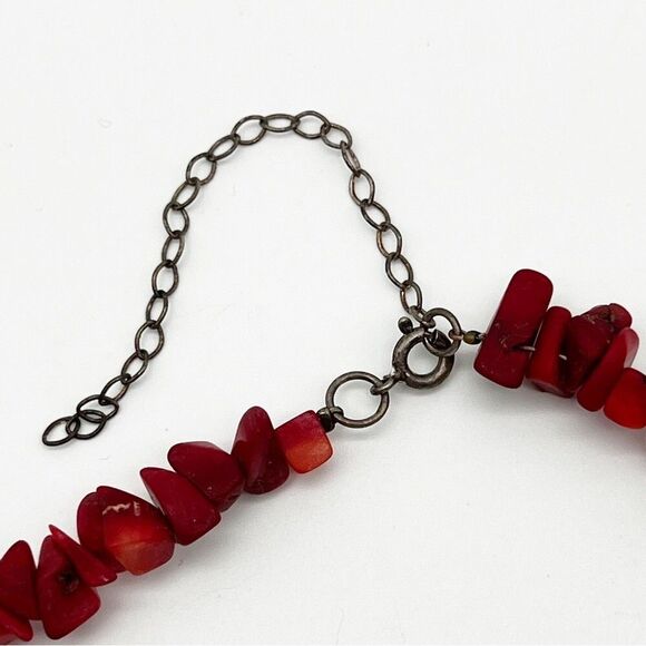 Red Stone Chip Gunmetal Gray Circle Pendant Fashion Necklace 15.5” - Picture 7 of 7